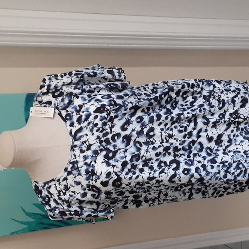 Beautiful top with navy design. 21 1/2 inches long from shoulder to bottom
